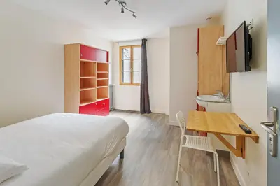 Un ou plusieurs lits dans un hébergement de l'établissement Chambres centre-ville avec espaces partagés - accessibles et abordables