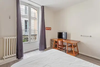 Un ou plusieurs lits dans un hébergement de l'établissement Chambres centre-ville avec espaces partagés - accessibles et abordables