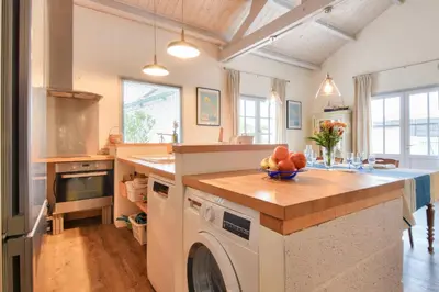 Cuisine ou kitchenette dans l'établissement Maison pour 6, à proximité du centre ville