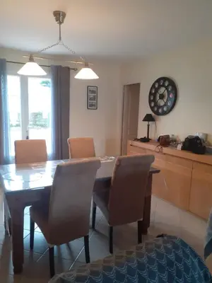Coin salon dans l'établissement Maison familiale de plain pied, grande cour, vélos, très bien équipée