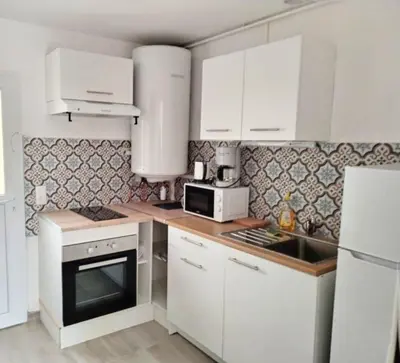 Cuisine ou kitchenette dans l'établissement Logement chaleureux et parking