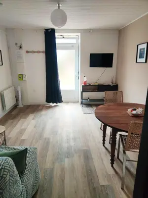 Télévision ou salle de divertissement dans l'établissement Logement chaleureux et parking