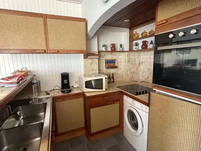 Cuisine ou kitchenette dans l'établissement Appartement bord de mer avec balcon et parking - FR-1-652-47