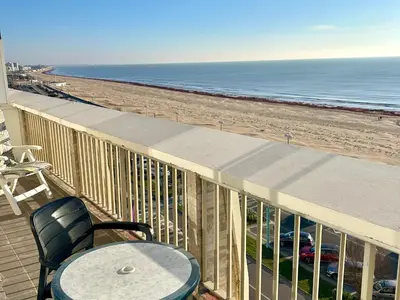 Vue générale sur la mer ou vue sur la mer prise depuis l'appartement