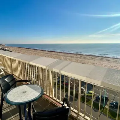 Appartement bord de mer avec balcon et parking - FR-1-652-47