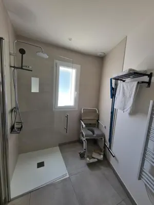 Salle de bains dans l'établissement Maison proche de la coulée verte et commodités