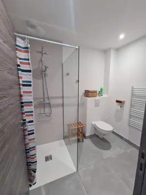 Salle de bains dans l'établissement Maison proche de la coulée verte et commodités