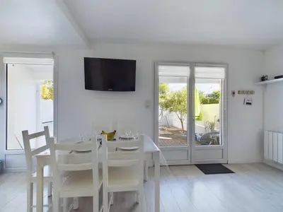 Télévision ou salle de divertissement dans l'établissement À 550m de la plage, jolie maison pour 5
