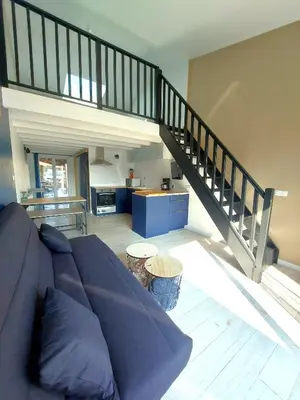 Coin salon dans l'établissement PLAIN PIED, avec mezzanine et espace extérieur 10min Puy du F