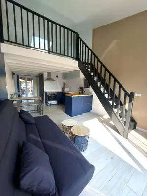 Coin salon dans l'établissement PLAIN PIED, avec mezzanine et espace extérieur 10min Puy du F
