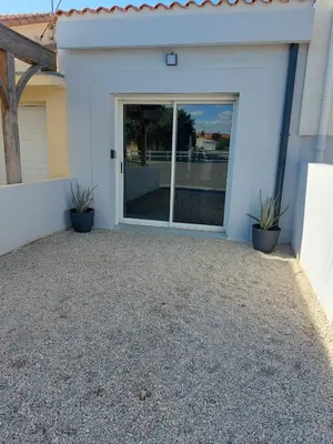 Plan de l'établissement PLAIN PIED, avec mezzanine et espace extérieur 10min Puy du F