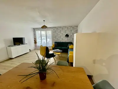 Télévision ou salle de divertissement dans l'établissement La maison aux volets bleus