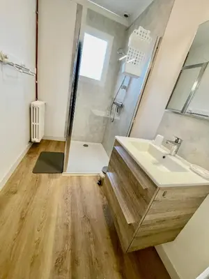 Salle de bains dans l'établissement La maison aux volets bleus