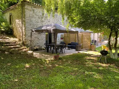 Jardin de l'établissement Les rives du Lay gîte Elbée