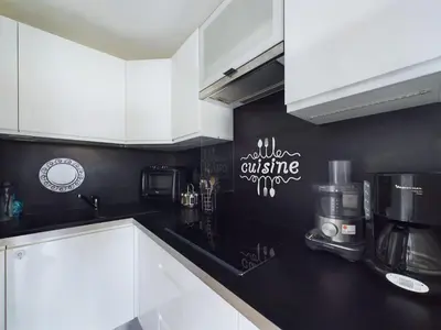 Cuisine ou kitchenette dans l'établissement Saint-Hilaire - 350m de la plage