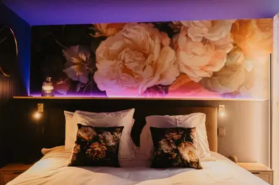 Un ou plusieurs lits dans un hébergement de l'établissement L'alcôve Clisson-Love room- Gîte Romantique-SPA