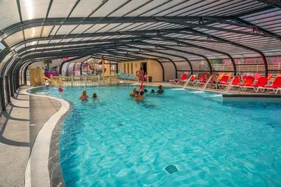 Piscine de l'établissement ZEcamping 4 1km plage piscine couverte chiens acceptés club enfant ou située à proximité