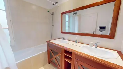 Salle de bains dans l'établissement Villa Emeraude - Golf & Plage