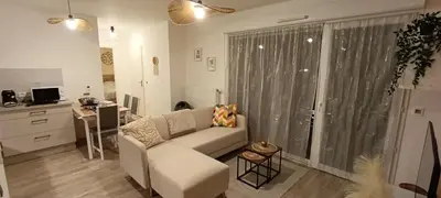 Télévision ou salle de divertissement dans l'établissement Le Portet avec parking privé