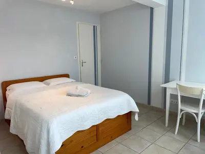 Un ou plusieurs lits dans un hébergement de l'établissement Maison spacieuse à 100m de la plage, 6 pers. - FR-1-323-557