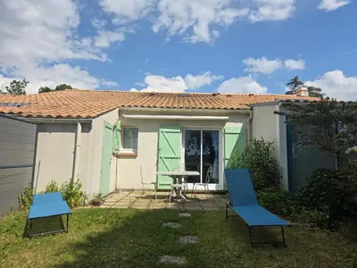 Jardin de l'établissement Maison rénovée près de la mer avec 2 piscines, parking et animaux acceptés - FR-1-364-174