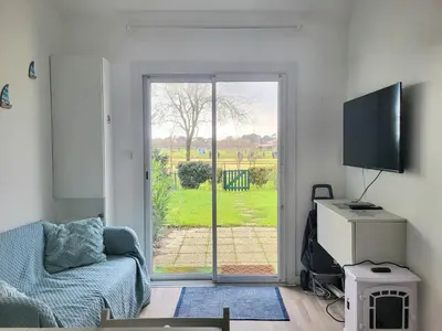 Télévision ou salle de divertissement dans l'établissement Maison rénovée près de la mer avec 2 piscines, parking et animaux acceptés - FR-1-364-174