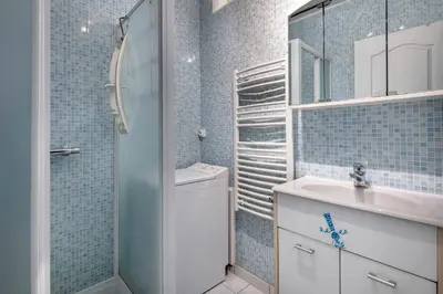 Salle de bains dans l'établissement Plage à 200m, maison mitoyenne de plain-pied, 4 pers