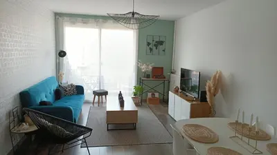 Coin salon dans l'établissement Charmant appartement proche Thales