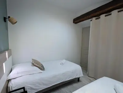 Un ou plusieurs lits dans un hébergement de l'établissement Maison chaleureuse au cœur du centre ville