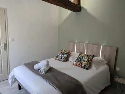 Un ou plusieurs lits dans un hébergement de l'établissement Maison chaleureuse au cœur du centre ville