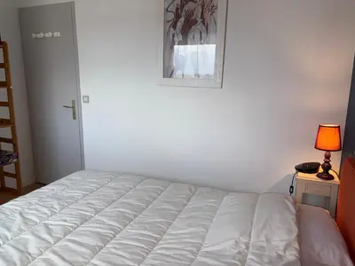 Un ou plusieurs lits dans un hébergement de l'établissement Charmant appartement 5 pers, WIFI, parking privatif en bord de mer - FR-1-323-559