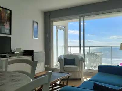 Vue générale sur la mer ou vue sur la mer prise depuis l'appartement