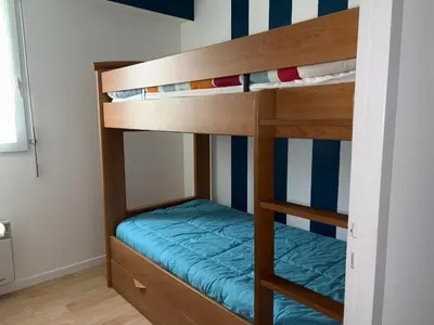 Un ou plusieurs lits dans un hébergement de l'établissement Charmant appartement 5 pers, WIFI, parking privatif en bord de mer - FR-1-323-559