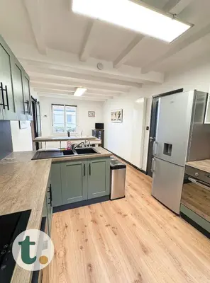 Cuisine ou kitchenette dans l'établissement Tranquiloue - Grande maison spacieuse - PuyduFou