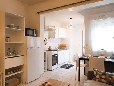 Cuisine ou kitchenette dans l'établissement Appartement quartier NEY 3 personnes