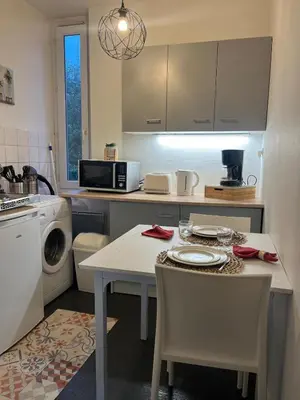 Cuisine ou kitchenette dans l'établissement Appartement au calme 3 personnes