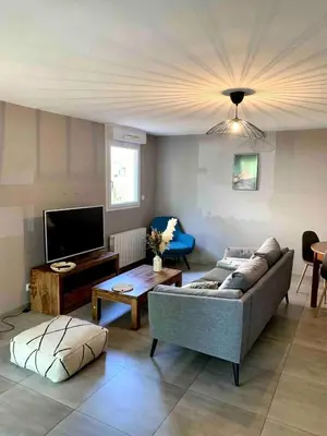 Télévision ou salle de divertissement dans l'établissement Charmant T3 avec jardin et piscine