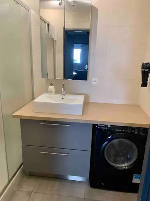 Salle de bains dans l'établissement Charmant T3 avec jardin et piscine