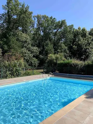 Piscine de l'établissement Charmant T3 avec jardin et piscine ou située à proximité