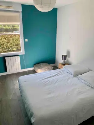 Un ou plusieurs lits dans un hébergement de l'établissement Charmant T3 avec jardin et piscine