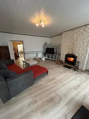 Télévision ou salle de divertissement dans l'établissement Maison avec jardin