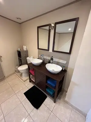 Salle de bains dans l'établissement Maison avec jardin