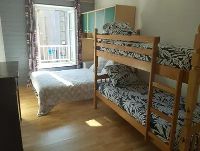 Un ou plusieurs lits dans un hébergement de l'établissement Maison avec jardin