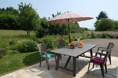 Jardin de l'établissement Maison au bord de mer, plage du Portmain