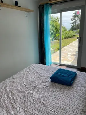 Un ou plusieurs lits dans un hébergement de l'établissement Maison au bord de mer, plage du Portmain