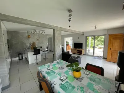Cuisine ou kitchenette dans l'établissement Maison au bord de mer, plage du Portmain