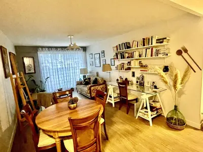 Bibliothèque dans l'appartement