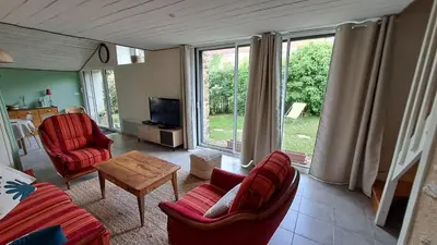 Télévision ou salle de divertissement dans l'établissement Gites O Ptit Bonheur - Vendée - 2 Maisons de 85 m2 chacune avec piscine extérieure chauffée & couverte
