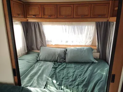 Un ou plusieurs lits dans un hébergement de l'établissement Caravane avec spa privatif en campagne