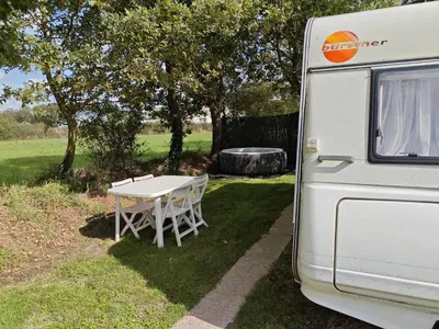 Jardin de l'établissement Caravane avec spa privatif en campagne
